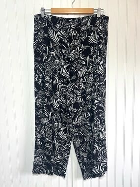 Chico’s Tropical Print Cropped Pants Black White Pull On Rayon Size Large (2)